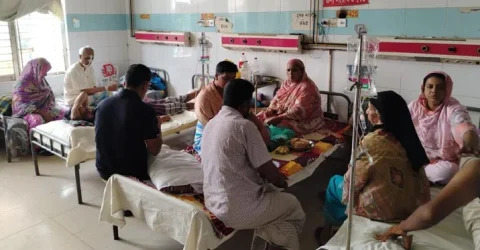 ডেঙ্গু রোগীর চাপে মুন্সীগঞ্জ জেনারেল হাসপাতালে একসঙ্গে চিকিৎসা, সংক্রমণ ঝুঁকি নিয়ে উদ্বেগ
