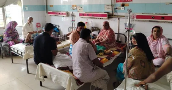 ডেঙ্গু রোগীর চাপে মুন্সীগঞ্জ জেনারেল হাসপাতালে একসঙ্গে চিকিৎসা, সংক্রমণ ঝুঁকি নিয়ে উদ্বেগ