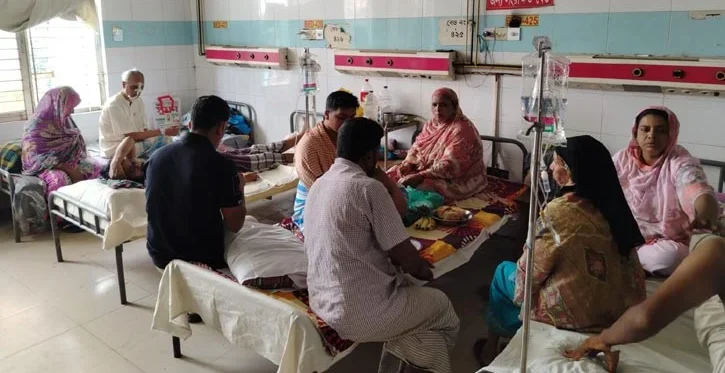 ডেঙ্গু রোগীর চাপে মুন্সীগঞ্জ জেনারেল হাসপাতালে একসঙ্গে চিকিৎসা, সংক্রমণ ঝুঁকি নিয়ে উদ্বেগ