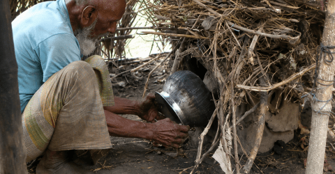 ৯৯ পেরিয়েও থামেনি আব্দুল বারীর সাইকেল, পেটের দায়ে ছুটছেন গ্রাম থেকে গ্রামে