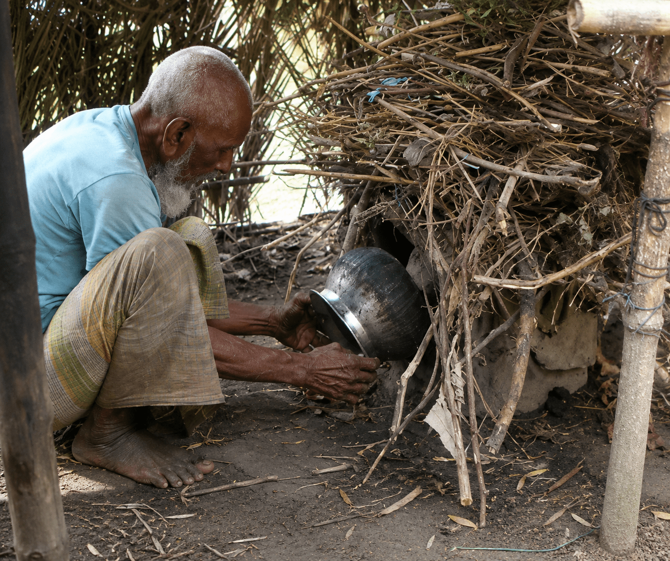 ৯৯ পেরিয়েও থামেনি আব্দুল বারীর সাইকেল, পেটের দায়ে ছুটছেন গ্রাম থেকে গ্রামে