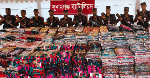 সুনামগঞ্জে কাভার্ড ভ্যানসহ ৩ কোটি ৫৮ লাখ টাকার ভারতীয় শাড়ি আটক